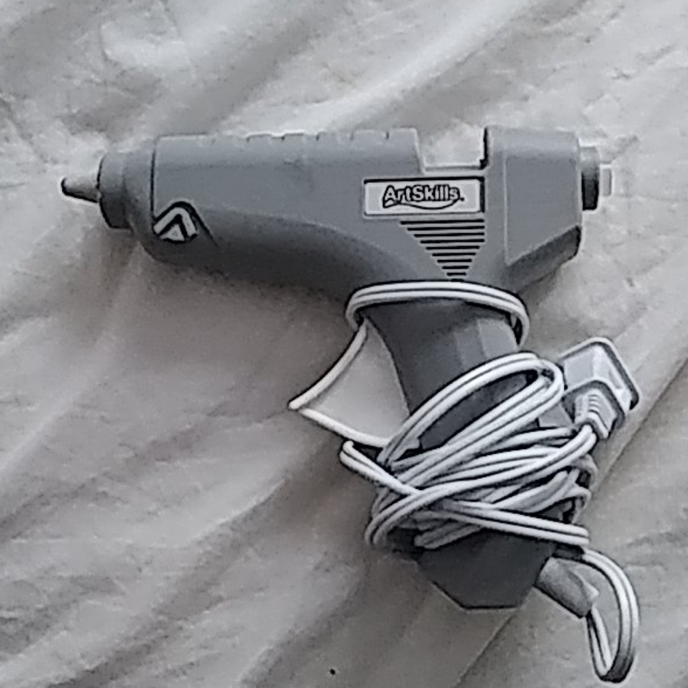Glue gun /w 6 glue sticks